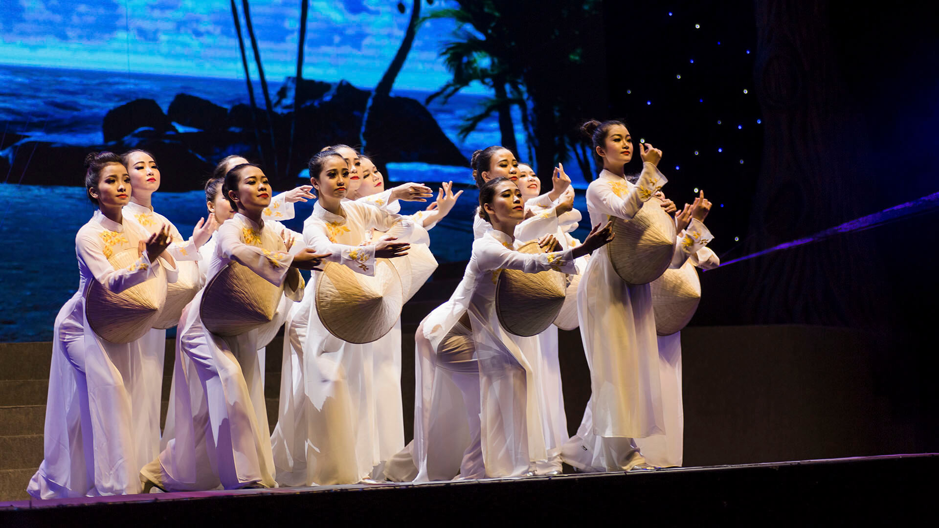 show-dien-da-nang-quyen-ru-Charming-Danang-Show-2