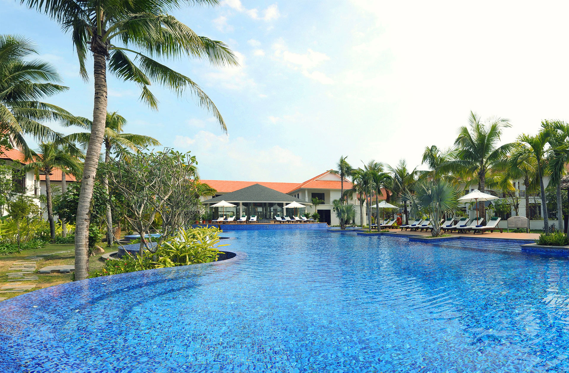 Furama_Villas_Central_Pool_5MWZWib